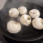 温めたフライパンに油大さじ１をしき、凍ったままの「薄皮ソンマンドゥ」をくっつかないように並べます