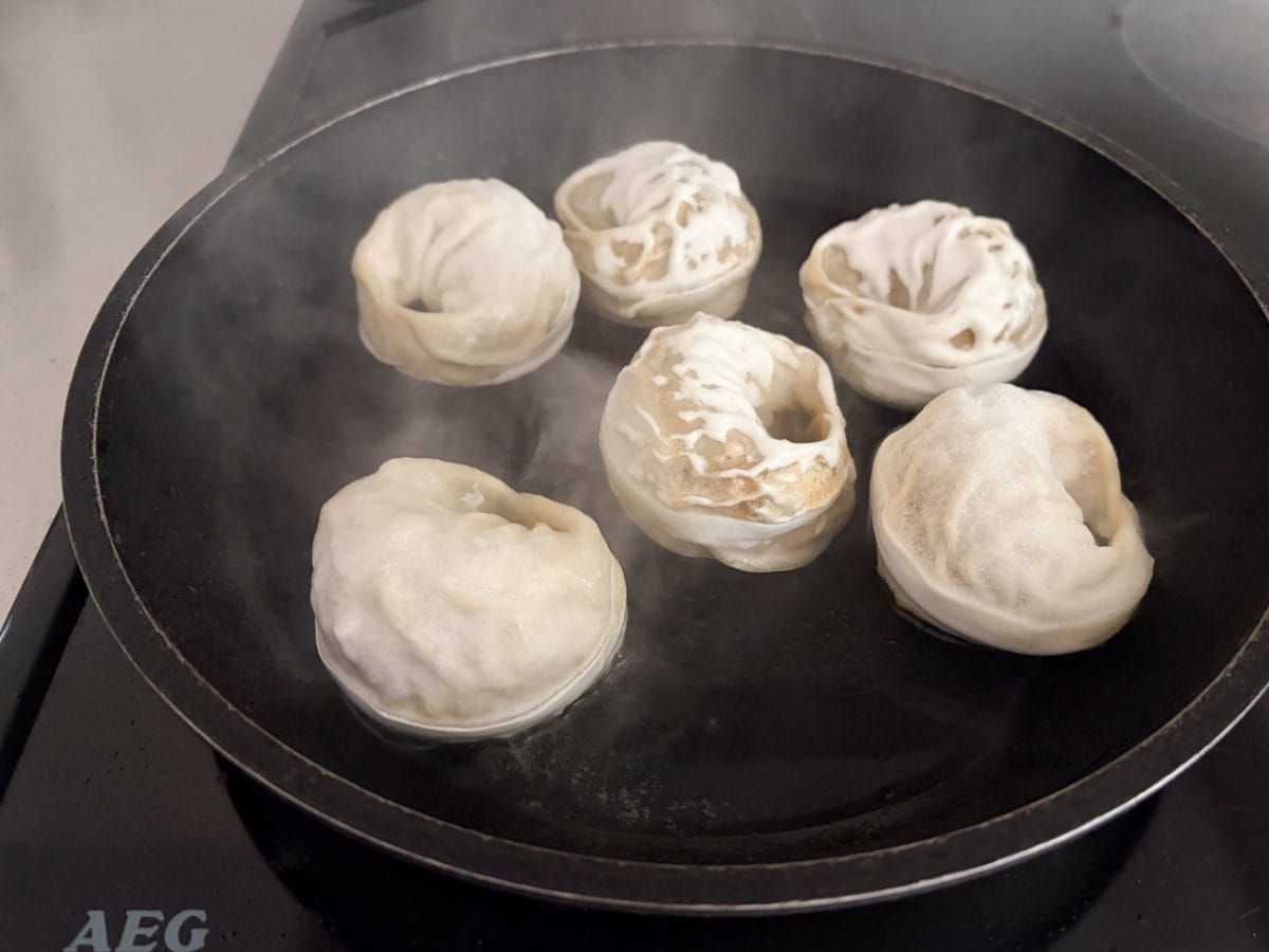 温めたフライパンに油大さじ1をしき、凍ったままの「薄皮ソンマンドゥ」をくっつかないように並べます