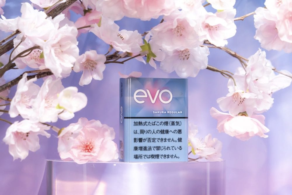 「エボ・サクラ・レギュラー」を始め、エボシリーズは全てのPloomデバイスで使用可能。たばこスティック20本入り。4月6日より全国のコンビニエンスストア及び一部たばこ販売店等にて発売。価格は580円（税込）