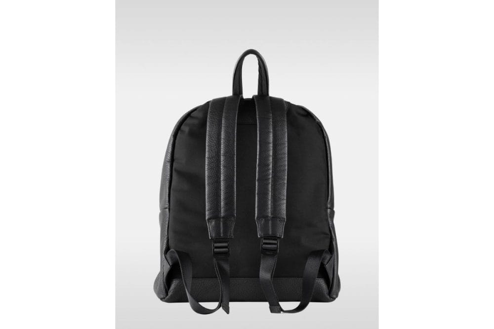 背面構造から芯材を極力排除し、背負い心地もソフトに