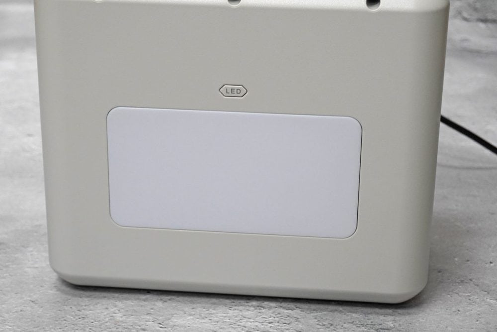 アイリスオーヤマ「小容量 ポータブル電源 IPU-A280-W」背面のLED