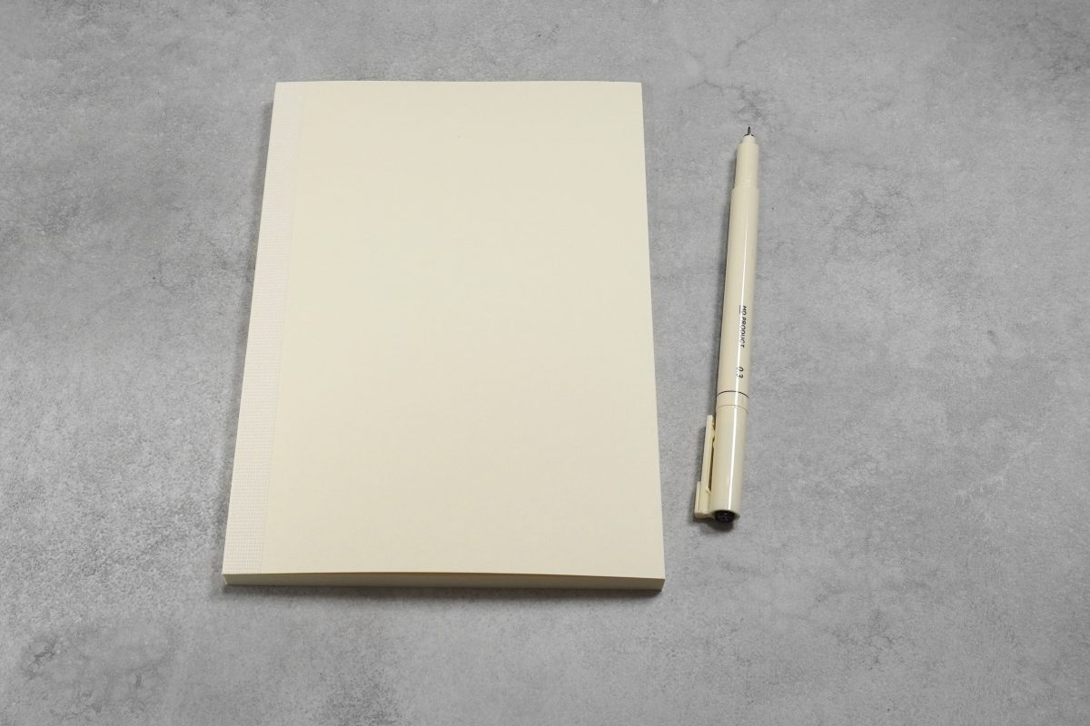 「MDノート[A5]」と「MDドローイングペン」はデザインが統一されている