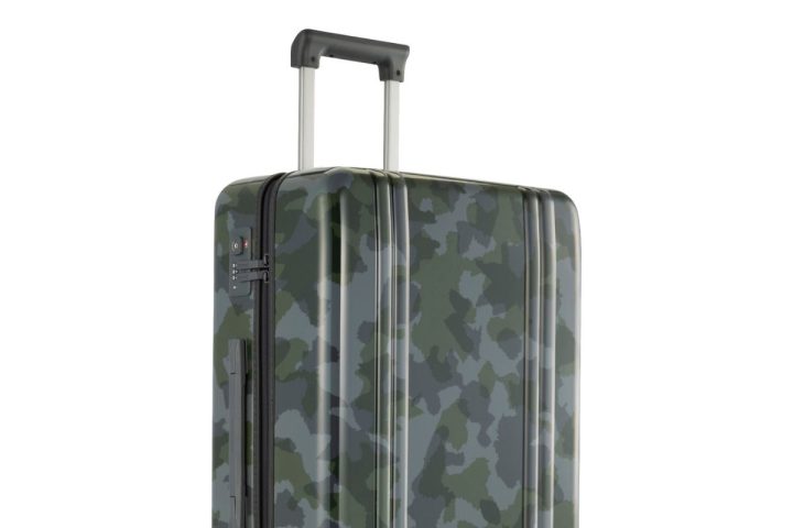 【都会的な軽量ラゲージ】ゼロハリバートンの傑作ハードケースに“カモ柄”登場!美しさと機能性を極めたディテールに注目