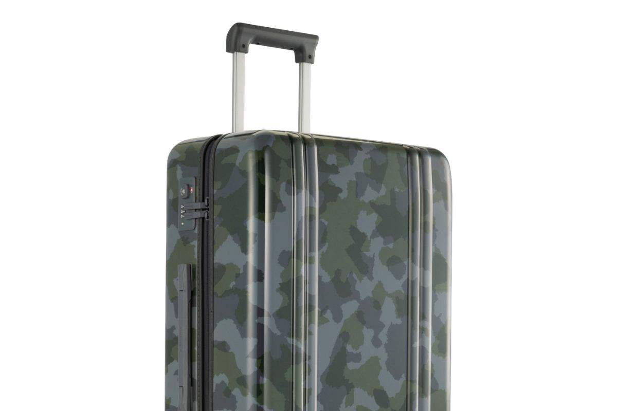 今回新たに追加された新色は、ブランドオリジナルのカモフラージュ柄“ウッドランドカモ”