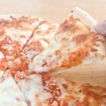 第1位　【業務スーパー】価格バグすぎて震える。イタリア直輸入「386円の冷凍ピザ」の実力が凄まじかった……3種食べ比べ