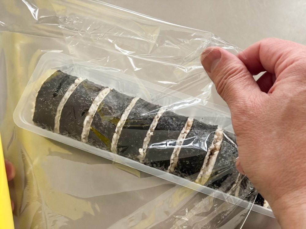 パッケージ表記によると調理方法は電子レンジで、500wなら3分30秒、600wなら3分10秒ラップをかけて加熱