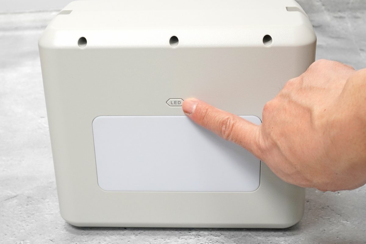 アイリスオーヤマ「小容量 ポータブル電源 IPU-A280-W」背面のLED