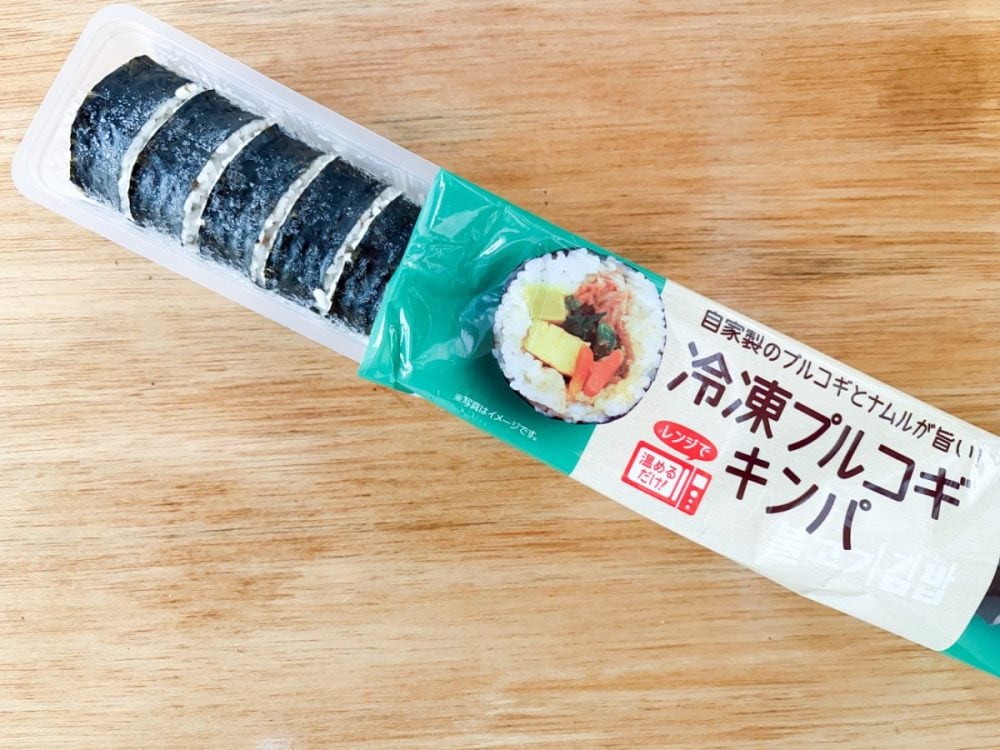 パッケージを開けるとプラスチック皿に乗った「冷凍プルコギキンパ」が8切れ入っています