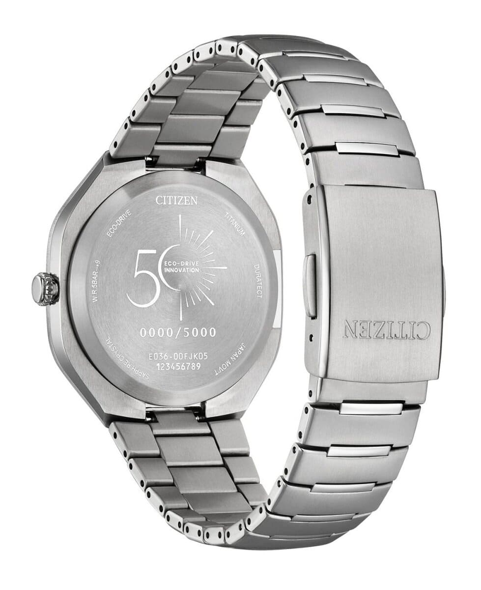 ケースとバンドは軽量で耐傷性に優れたスーパーチタニウムTM