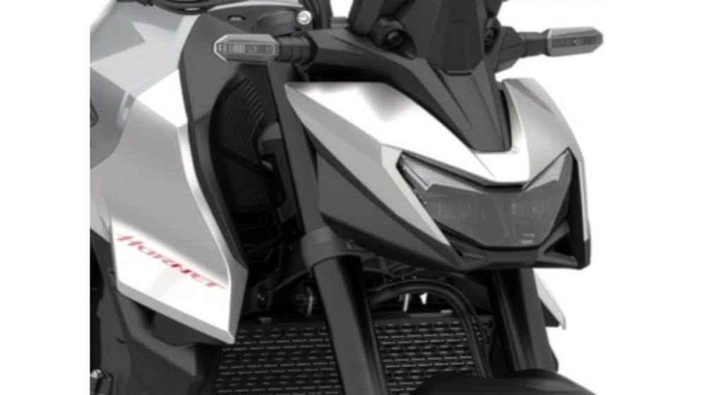 睨みを効かせた精悍な表情を見せるフロントマスク