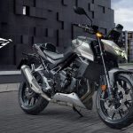 街中での実用性と郊外でのファンライドの両立を目指して開発されたネイキッドロードスポーツモデル