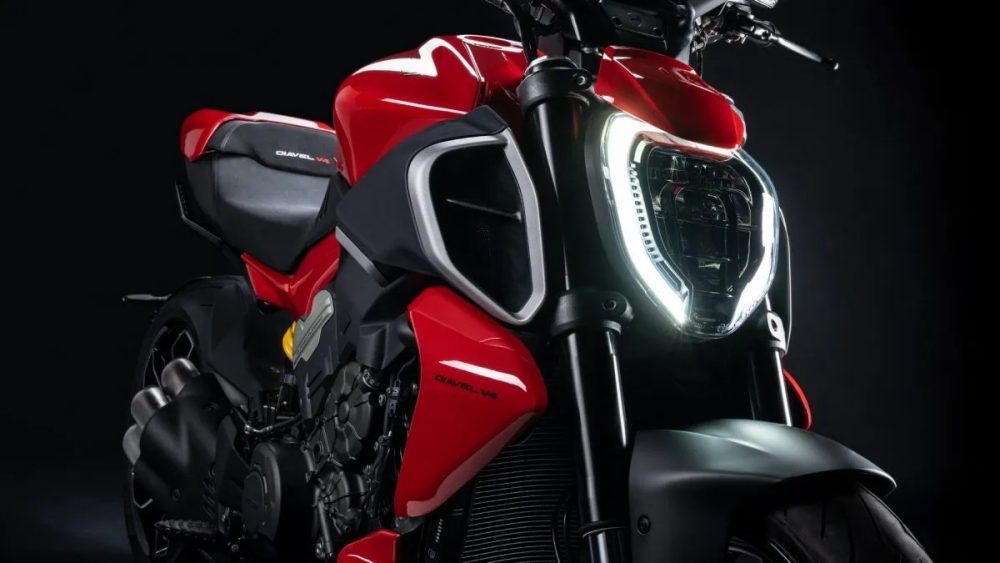 第3位　【ドゥカティ】クルーザーの皮を被った野獣!? 168馬力のV4エンジンを積んだ「Diavel V4」が刺激的すぎる