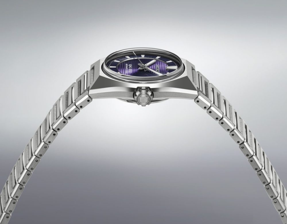 金属の塊から削り出されたようなダイナミックな形状