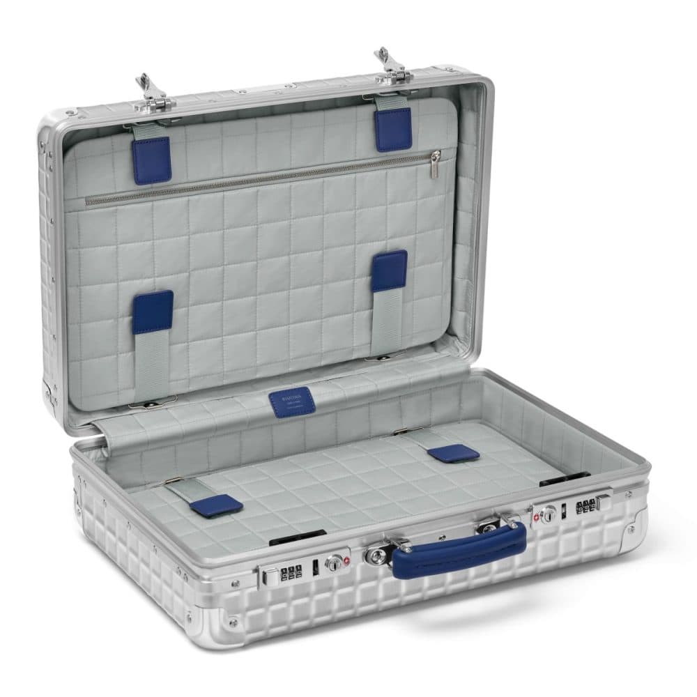 リモワ「Classic Aluminium Grid ハンドキャリーケース」￥341,000／H35×W48×D17㎝／18ℓ／2.8㎏