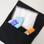 目薬などを常備できる取り外し可能なポケット