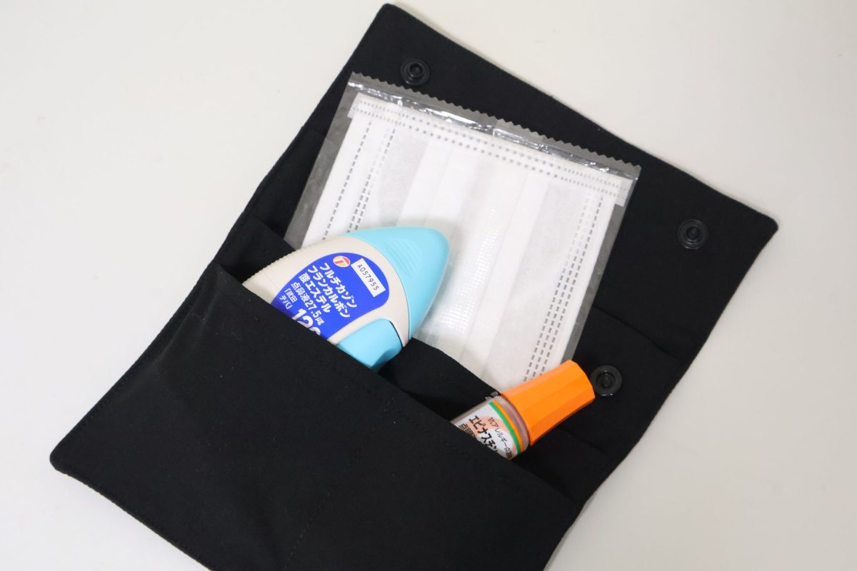 目薬などを常備できる取り外し可能なポケット