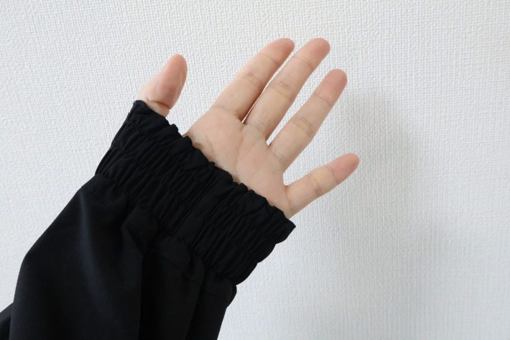 袖口はすぼまっている