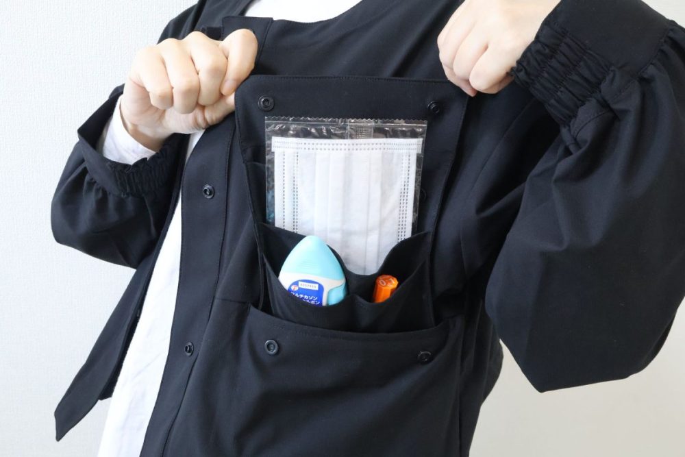 目薬などを常備できる取り外し可能なポケット