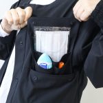 目薬などを常備できる取り外し可能なポケット
