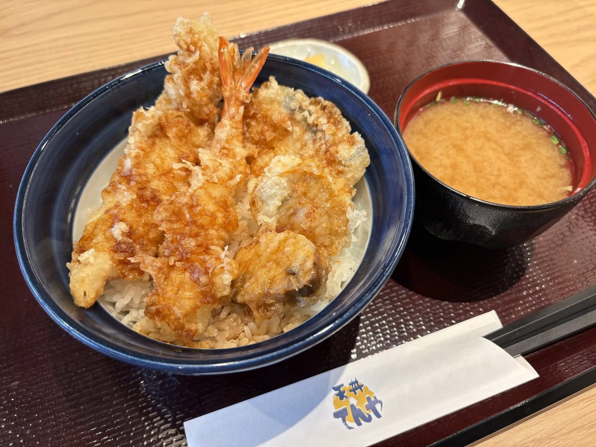 1000円台で国産食材てんこ盛り】てんやの春限定「北海道天丼」が豪華 