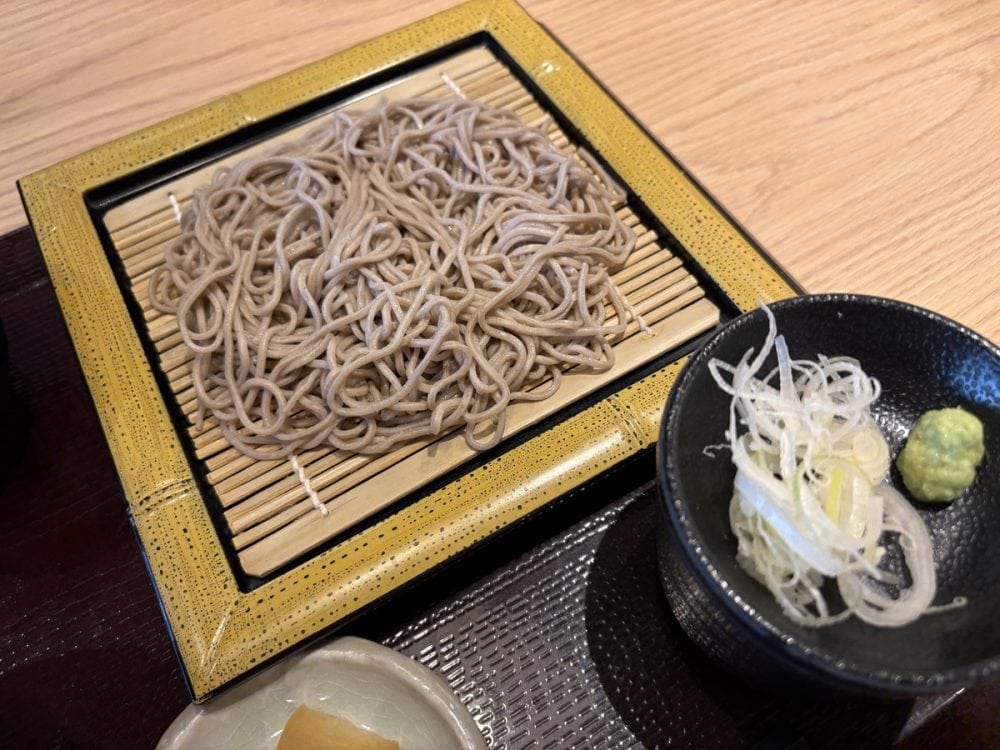 少し料金をプラスするだけで『（小）藪そばサービスセット』にできる！