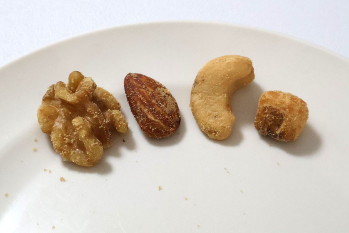 、アーモンド・カシューナッツ・くるみ・ミニコーンの4種類をアソート