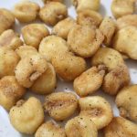 ハーブソルトにコショウをまぶしている