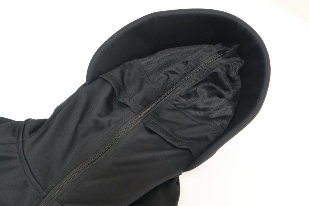 顔全体まで覆えるフード