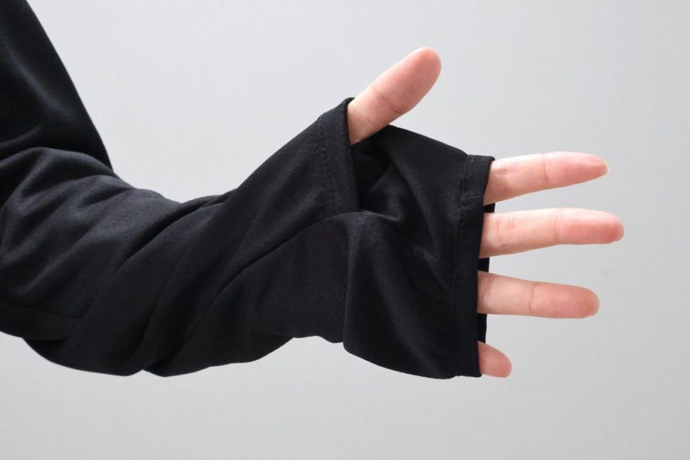 親指を通せる穴がついているので、手の甲まで日焼けを予防できる