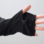 親指を通せる穴がついているので、手の甲まで日焼けを予防できる