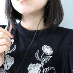 マイク内蔵のためリモコンはかなり上の方にある