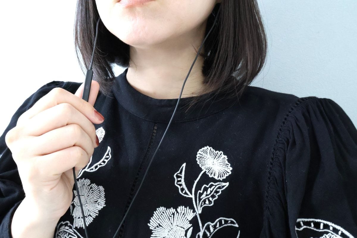 マイク内蔵のためリモコンはかなり上の方にある