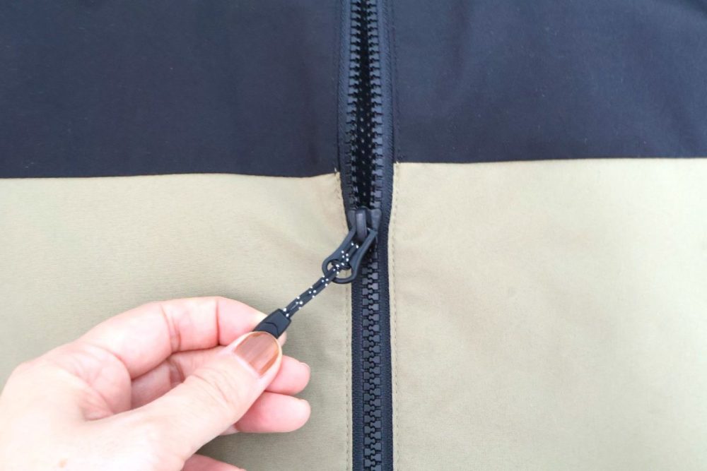 耐水ジャケットのファスナーアップ画像です。アウトドアや防水対策に最適なアイテムを紹介します。.