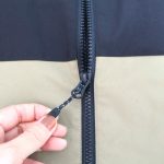 耐水ジャケットのファスナーアップ画像です。アウトドアや防水対策に最適なアイテムを紹介します。.
