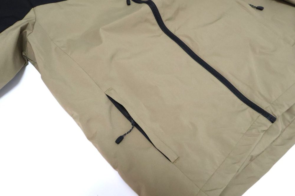 ポケットはファスナー付き