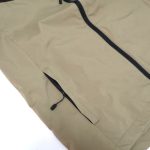 ポケットはファスナー付き