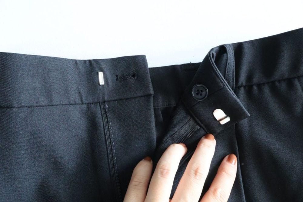 留め具もウエスト調整フック＋ボタンでしっかり