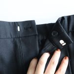 留め具もウエスト調整フック＋ボタンでしっかり