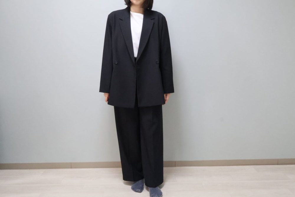 「ダブルテーラードジャケット」「タックワイドパンツ」「カットプルオーバー」をセットで着用