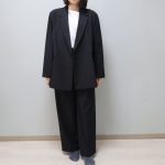 「ダブルテーラードジャケット」「タックワイドパンツ」「カットプルオーバー」をセットで着用