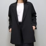 「ダブルテーラードジャケット」「タックワイドパンツ」「カットプルオーバー」をセットで着用