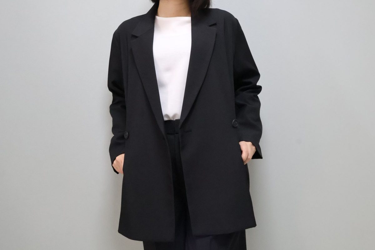 「ダブルテーラードジャケット」「タックワイドパンツ」「カットプルオーバー」をセットで着用