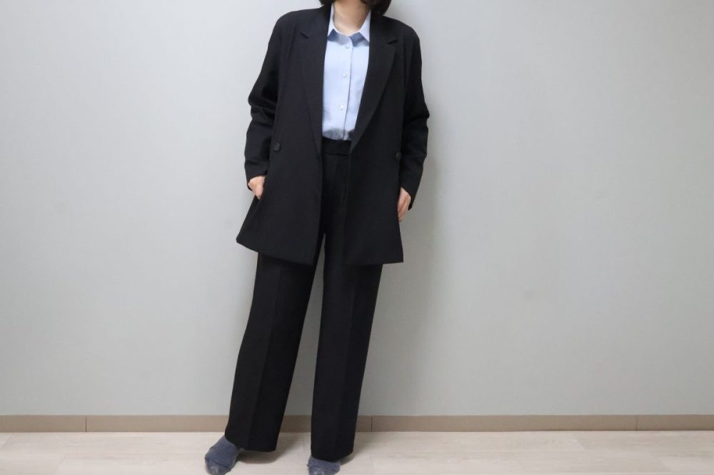 「ダブルテーラードジャケット」「タックワイドパンツ」を着用