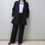 「ダブルテーラードジャケット」「タックワイドパンツ」を着用