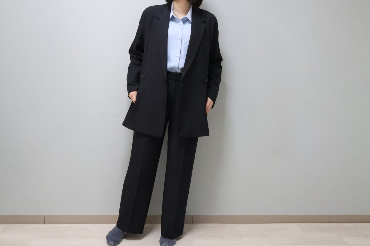 「ダブルテーラードジャケット」「タックワイドパンツ」を着用