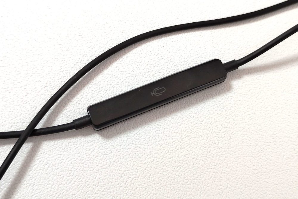 マイクはリモコン部分に内蔵されている