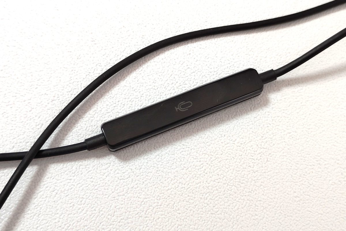 マイクはリモコン部分に内蔵されている