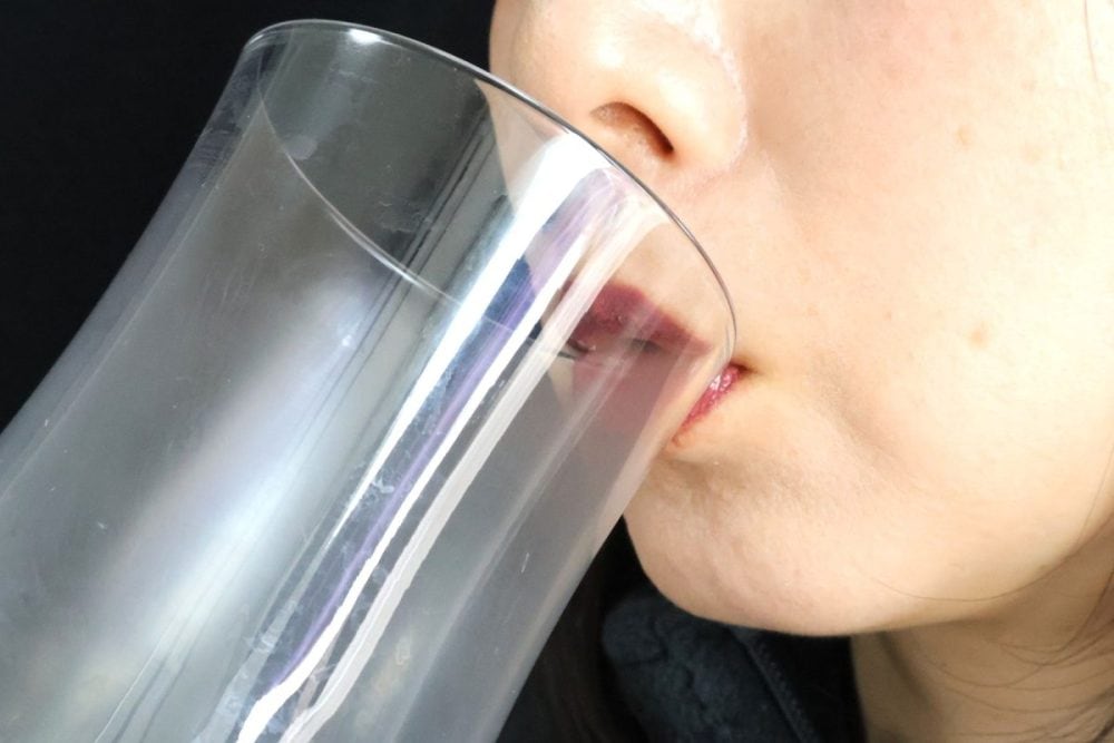 グラスにもリップの色はつかない