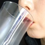 グラスにもリップの色はつかない