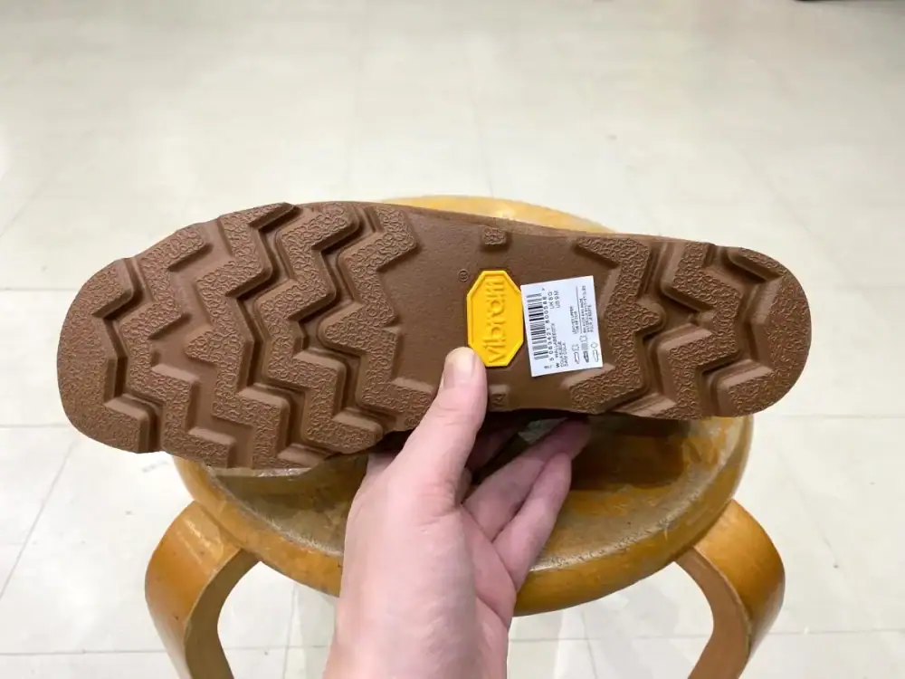 第3位 【クラークス】雨でも雪でも履ける万能レザー靴!ゴアテックス搭載で進化した傑作「ワラビー GTX」をエディターが試し履き